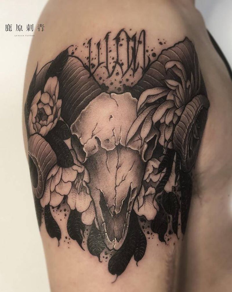 大臂羊头骨纹身图片_手臂欧美写实羊头骨纹身图案