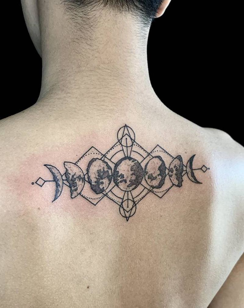 月相纹身图片_背部点刺几何纹身图案