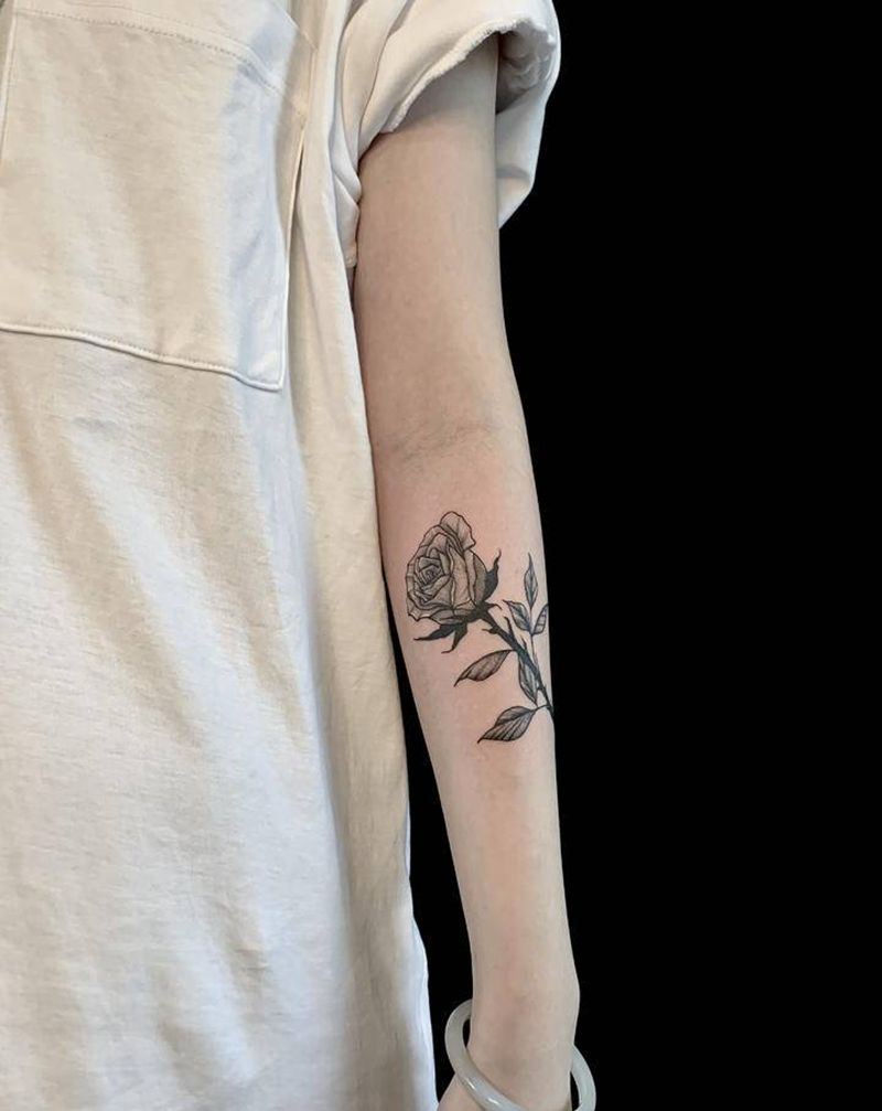 玫瑰纹身图片_手臂点刺纹身图案