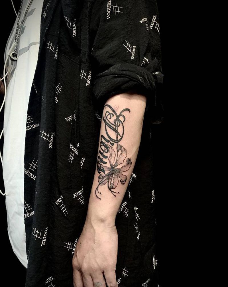 彼岸花纹身图片_手臂图腾花体字纹身图案