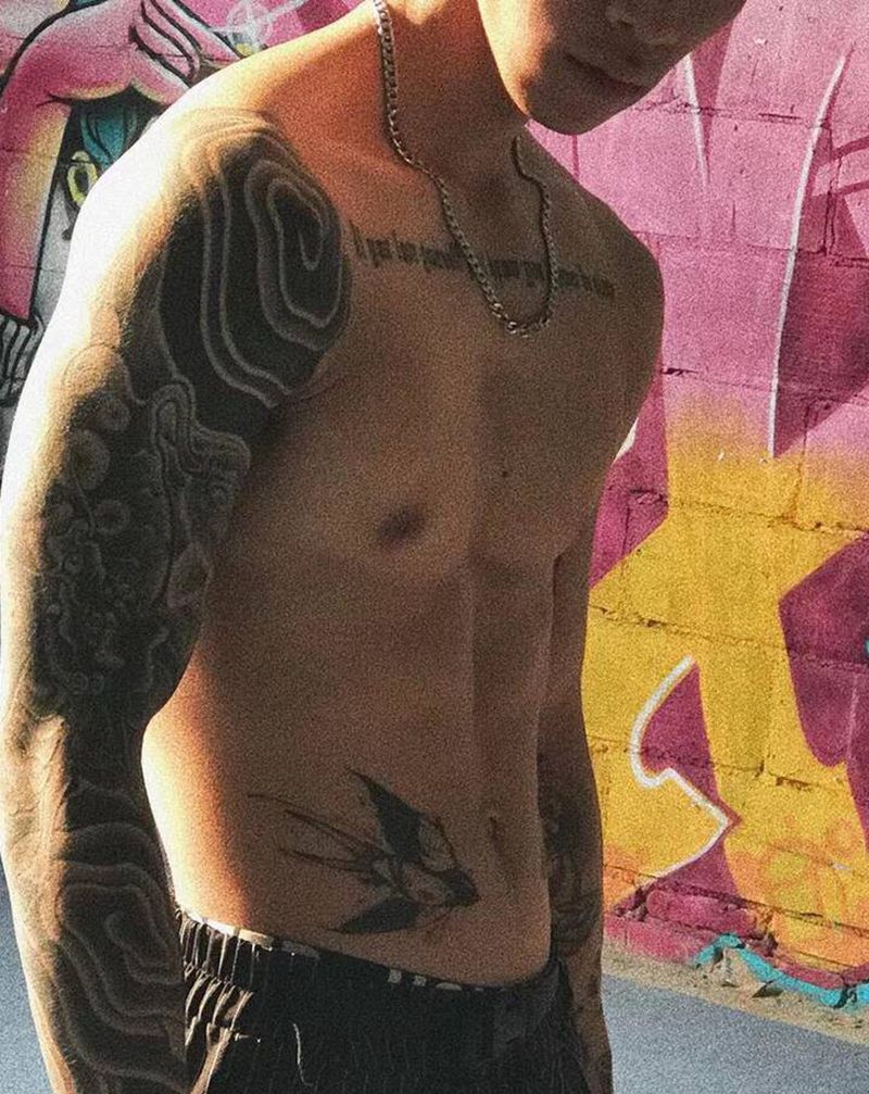 老传统花臂纹身图片_手臂老传统麒麟纹身图案