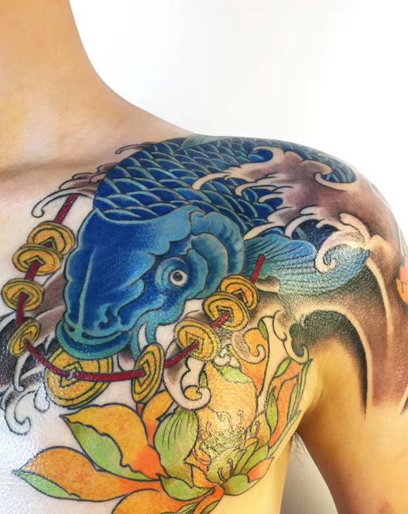 传统鲤鱼纹身图片_肩部新传统纹身图案
