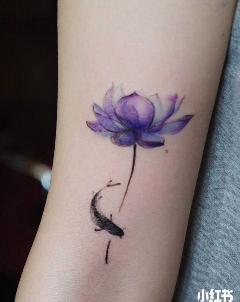 莲花纹身图片_手臂水墨水彩莲花鱼纹身图案
