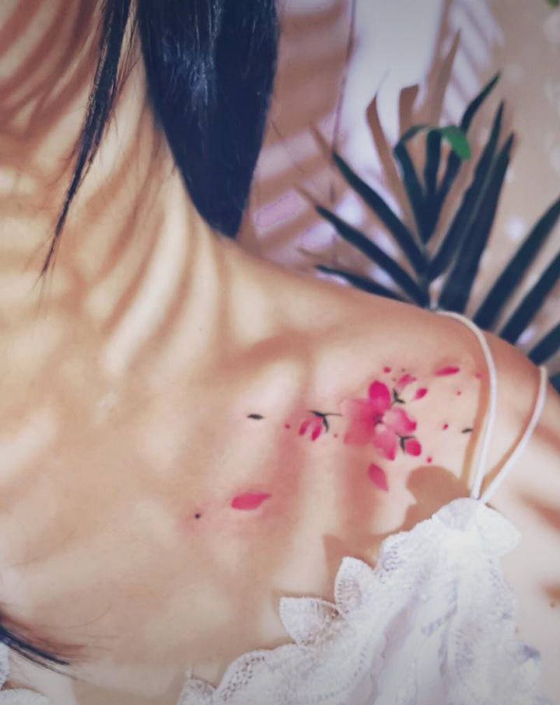 桃花纹身图片_肩部水彩桃花飞花樱花纹身图案