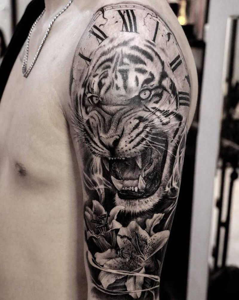 老虎纹身图片_手臂欧美写实老虎时钟花纹身图案