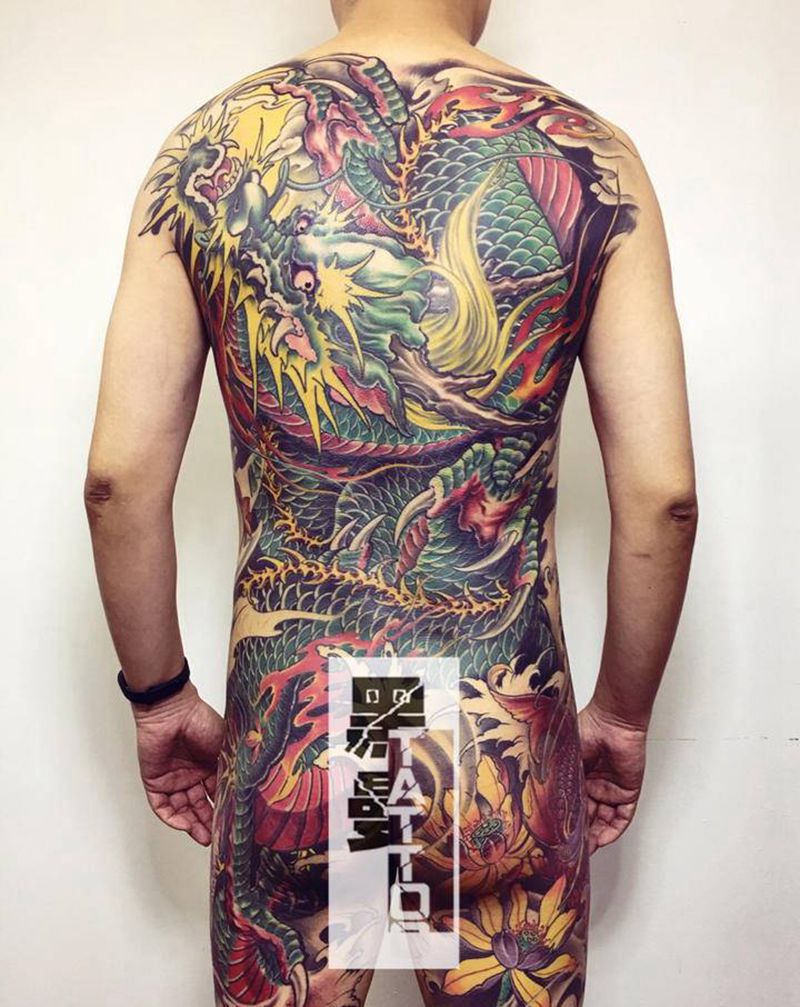 满背龙纹身图片_臀部背部纹身图案