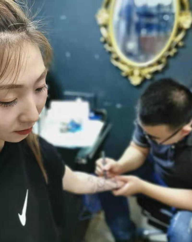 浪臂纹身图片_手部新传统纹身图案