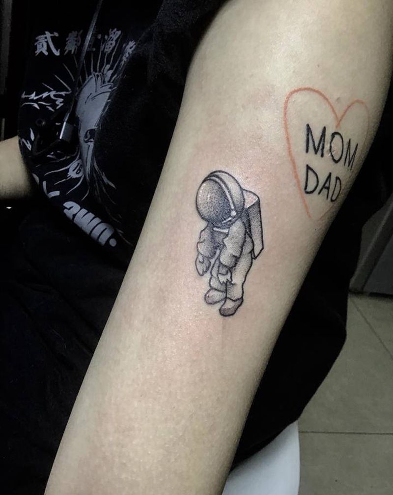 不咋开心的宇航员纹身图片_欧美写实纹身图案