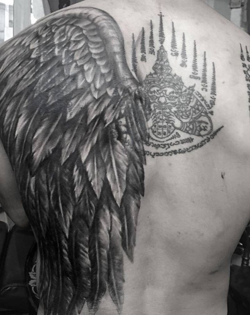 满背翅膀遮盖完成一半纹身图片_背部纹身图案