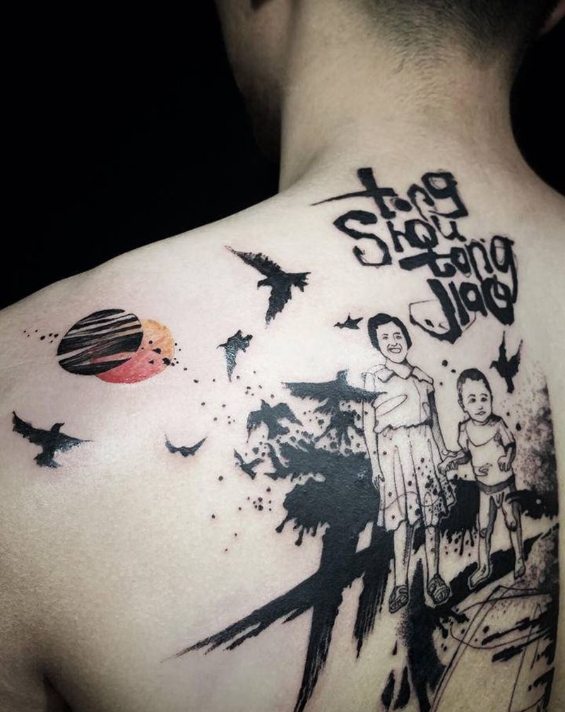 同手同脚纹身图片_背部肩部点刺水墨照片抽象插画纹身图案