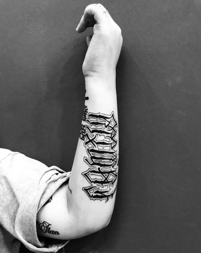 花体字纹身图片_手臂手部花体字纹身图案