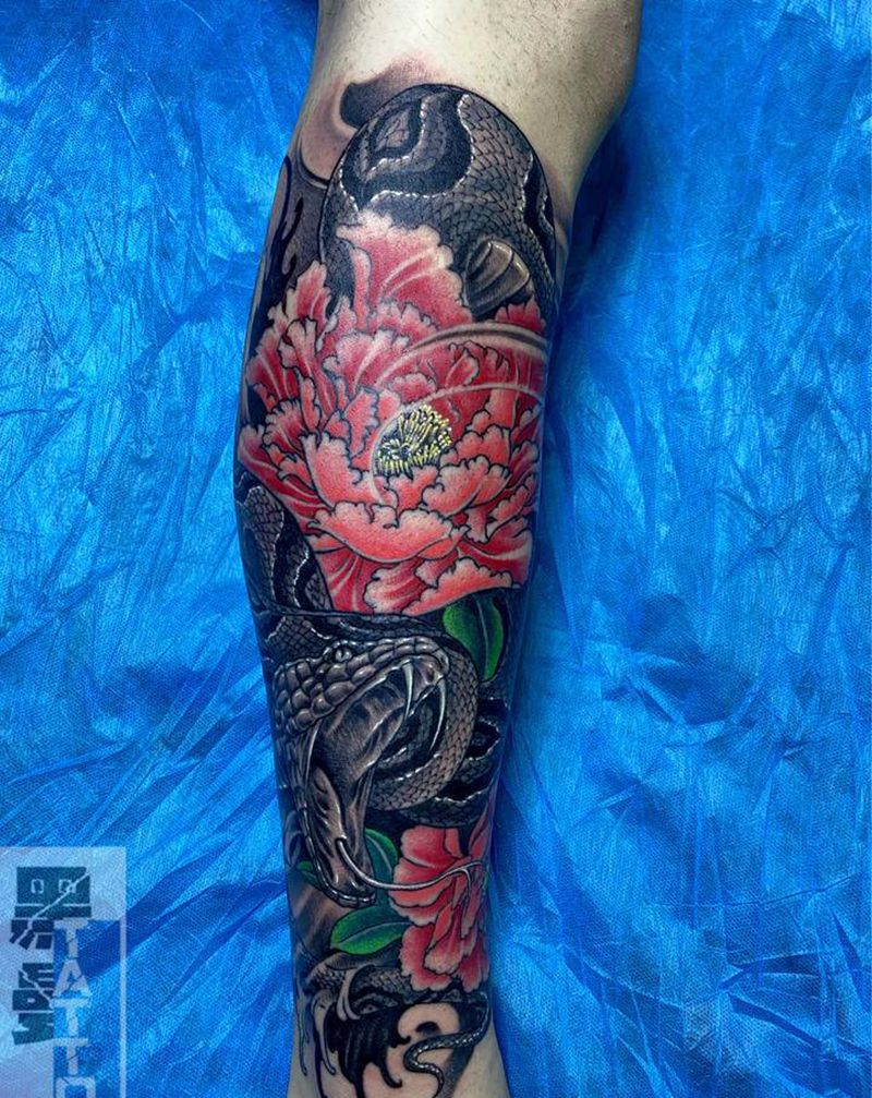 蛇牡丹纹身图片_腿部纹身图案
