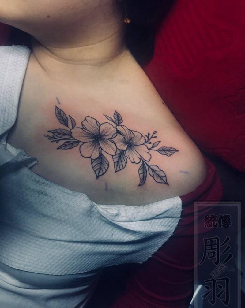 素花纹身图片_肩部颈部素花纹身图案