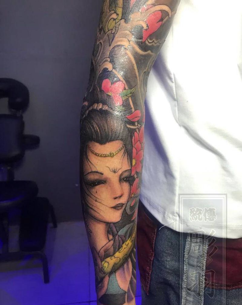 牡丹 艺妓花臂纹身图片_手臂手部新传统牡丹 艺妓纹身图案