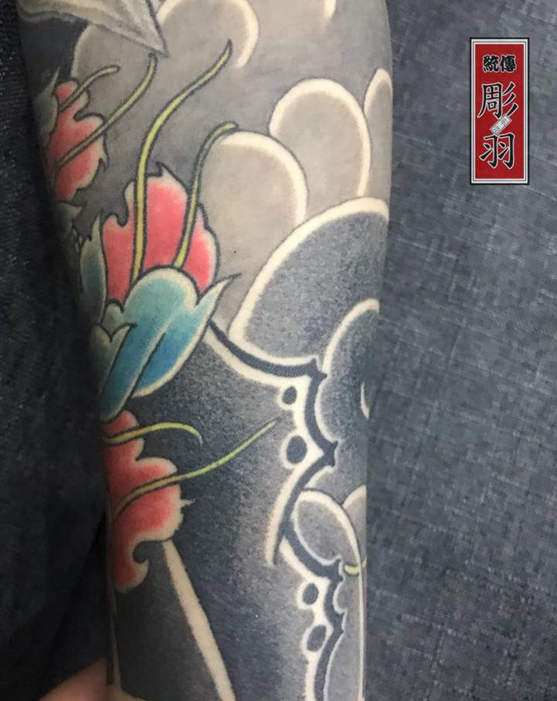 圆三  排13雾纹身图片_手部手臂老传统纹身图案