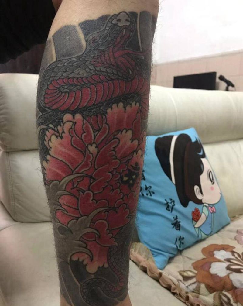 包小腿  恢复后纹身图片_腿部脚部老传统蛇 牡丹纹身图案