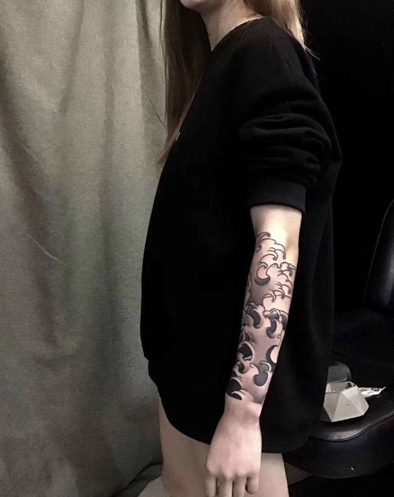 浪臂纹身图片_手臂新传统纹身图案
