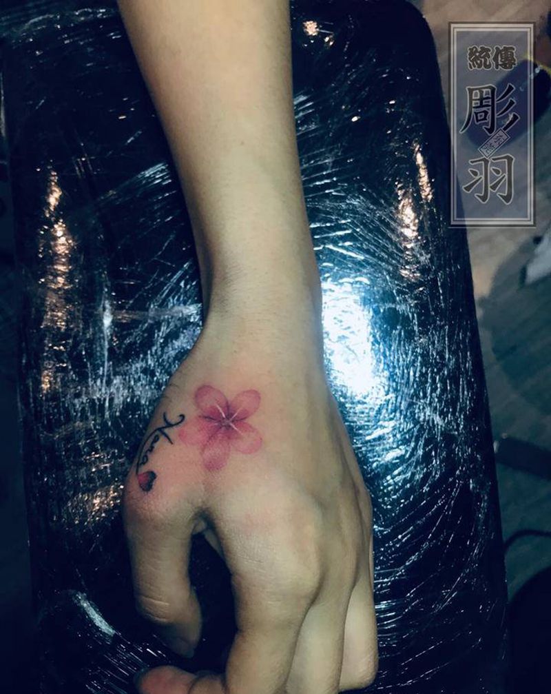 樱花纹身图片_手部水彩纹身图案