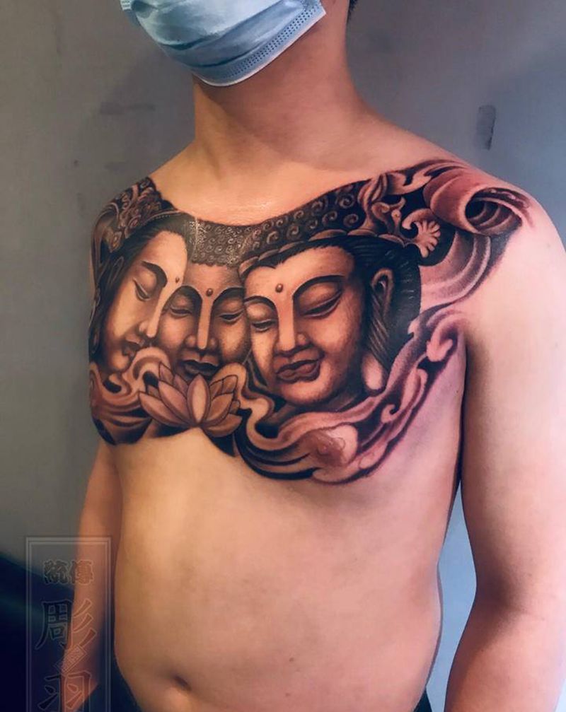 三面佛纹身图片_胸部新传统纹身图案