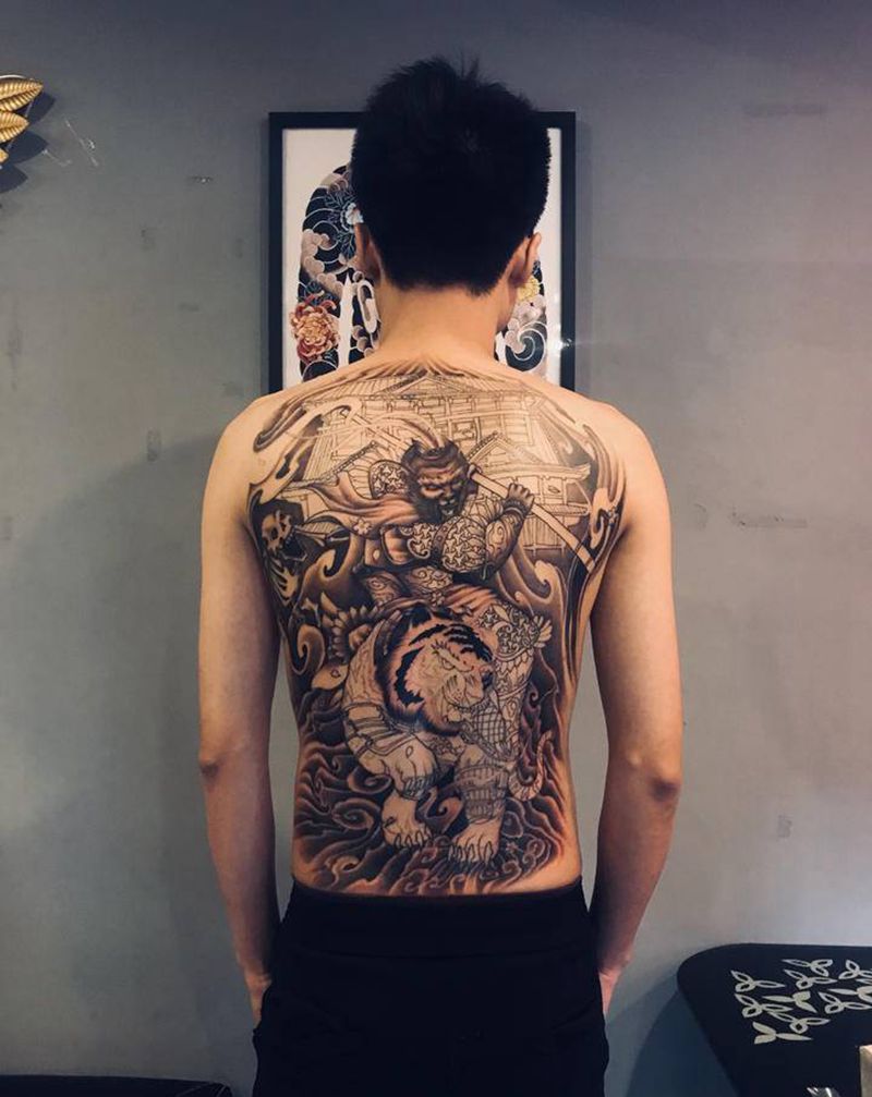 满背猴子纹身图片_背部新传统纹身图案