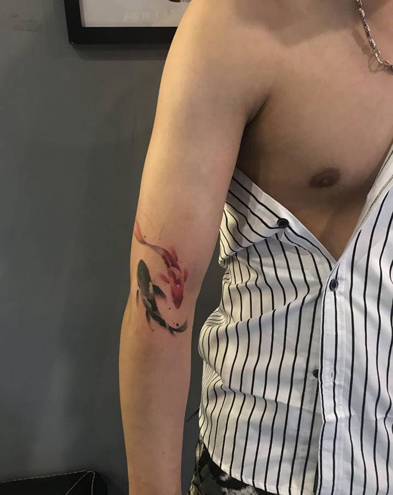 水墨鱼纹身图片_手部水彩纹身图案