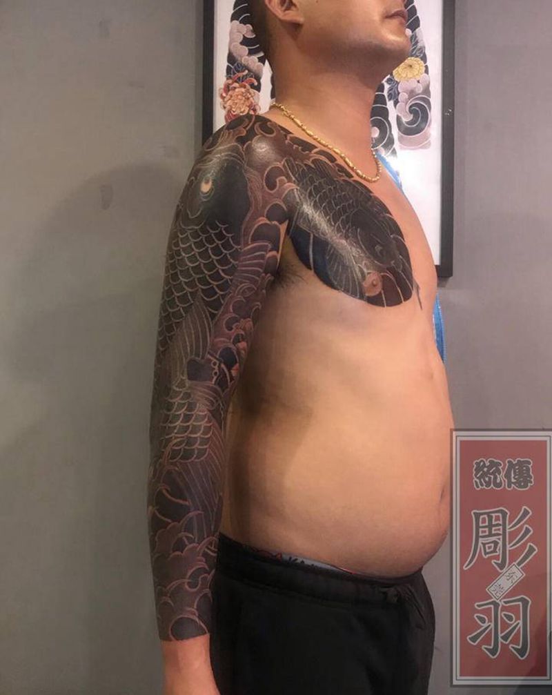 大黑鱼纹身图片_胸部手臂老传统鱼遮盖纹身图案