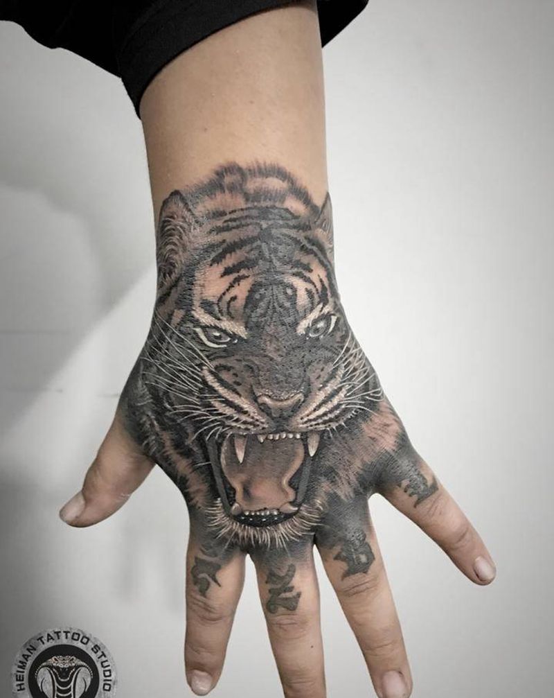 虎背纹身图片_手部纹身图案