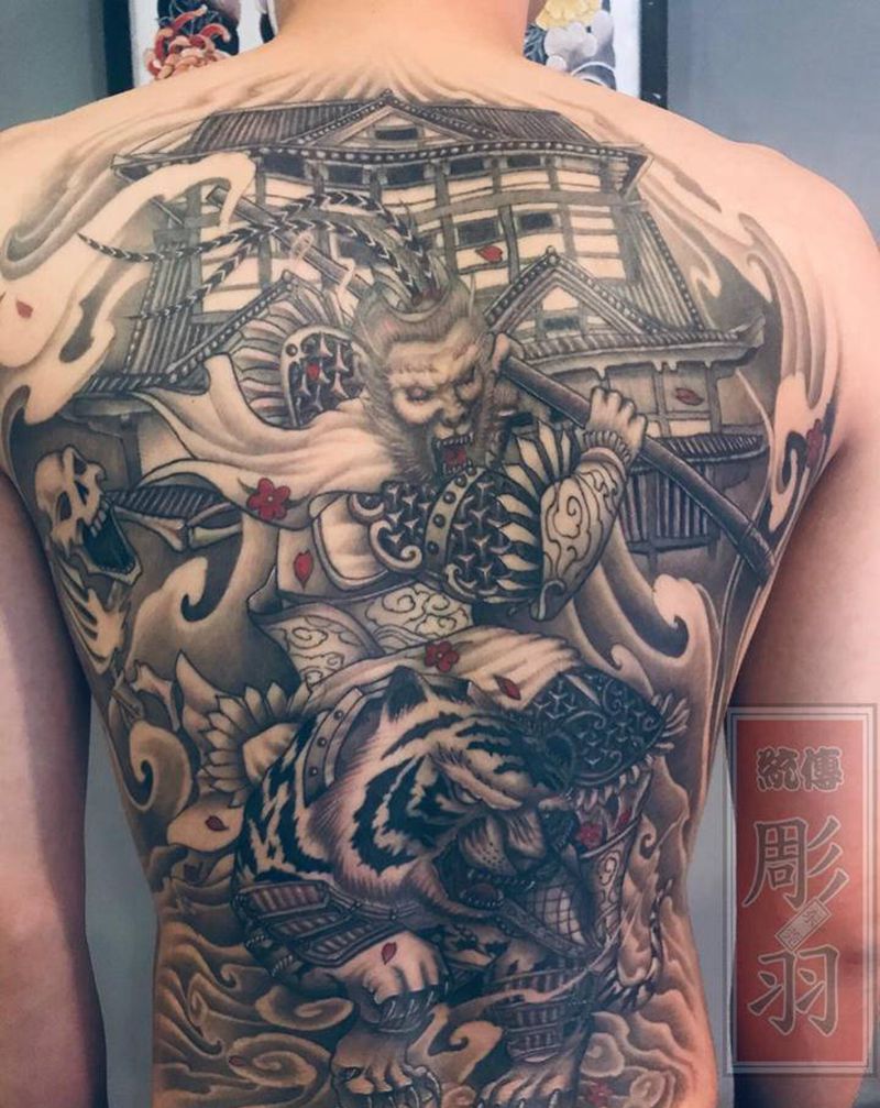 满背猴子纹身图片_背部纹身图案