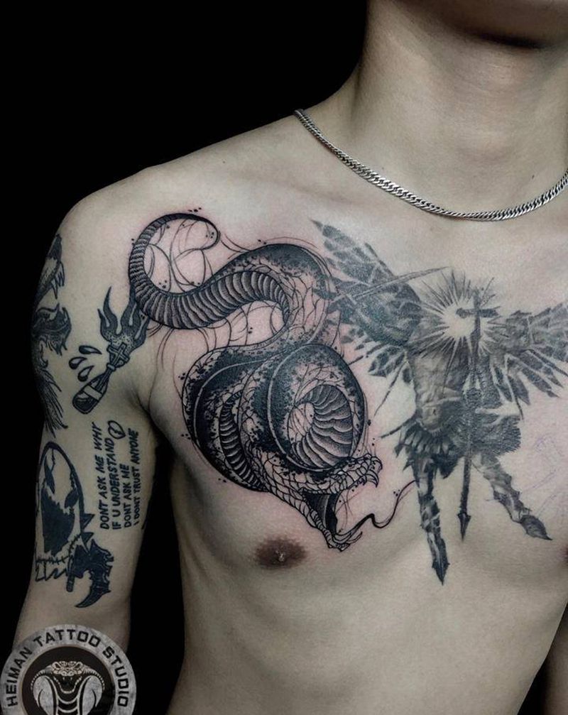 蛇纹身图片_胸部纹身图案