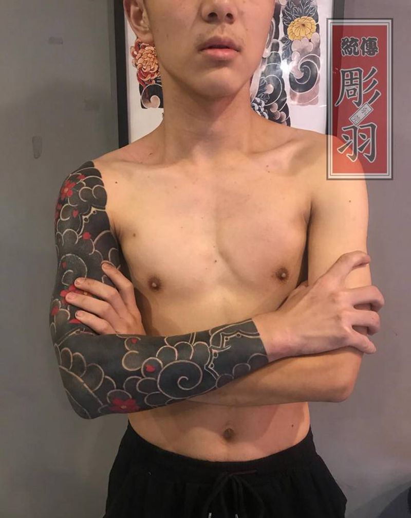 花臂遮盖纹身图片_手臂手部老传统樱花花臂纹身图案