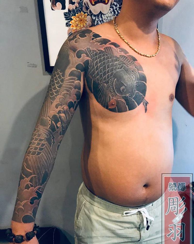 鲤鱼全甲纹身图片_手臂手部老传统鱼纹身图案