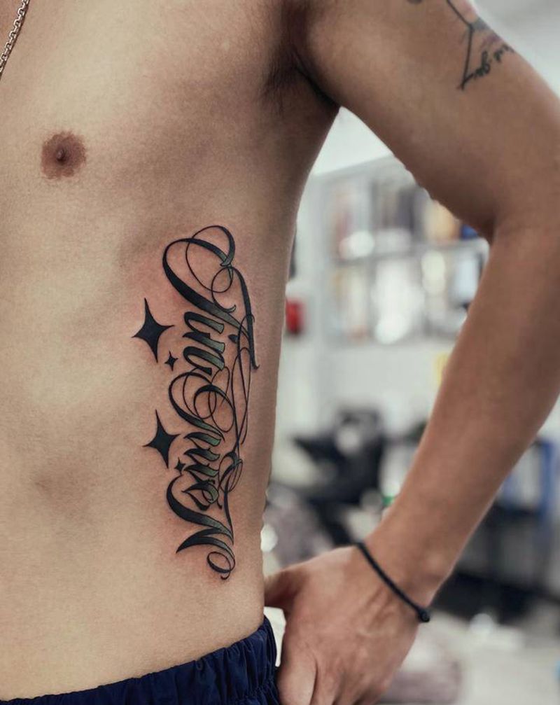 花体字纹身图片_腹部花体字纹身图案