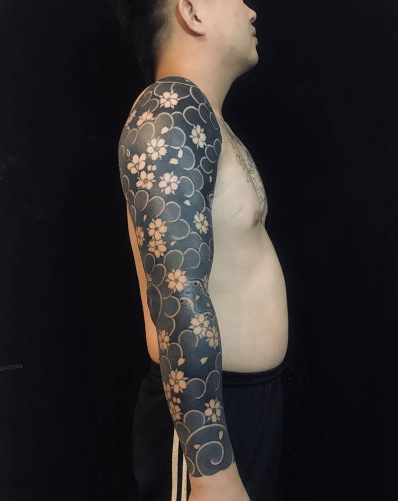 樱花臂未完纹身图片_手臂手部老传统纹身图案