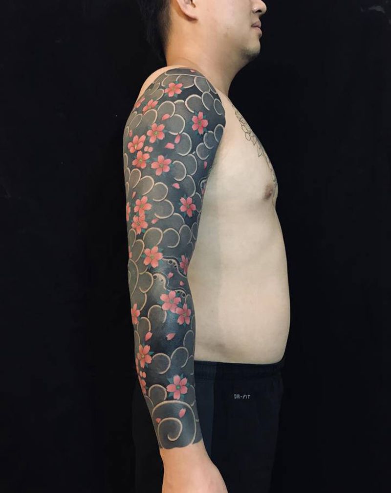 樱花臂纹身图片_手臂手部老传统纹身图案