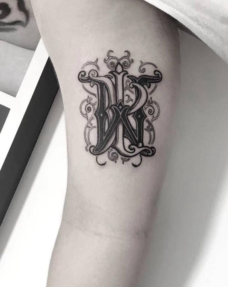 女友名字缩写纹身图片_手臂花体字纹身图案