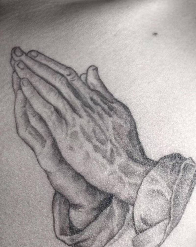 祈祷手纹身图片_胸部欧美写实纹身图案