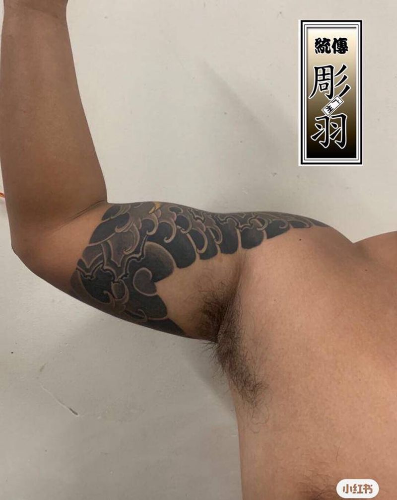 鲤鱼遮盖纹身图片_手臂手部老传统鱼纹身图案