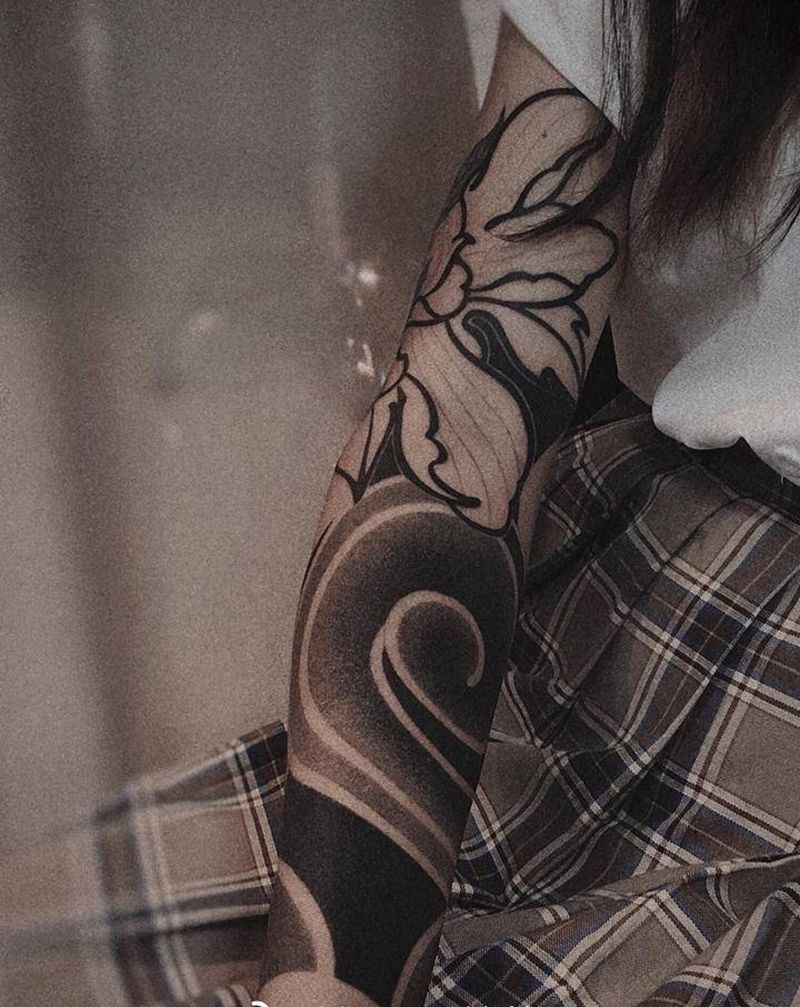 女孩配老传统更香纹身图片_手臂老传统遮盖蛇莲花纹身图案