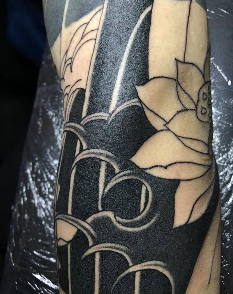 七分臂纹身图片_手臂胸部老传统鱼荷花纹身图案