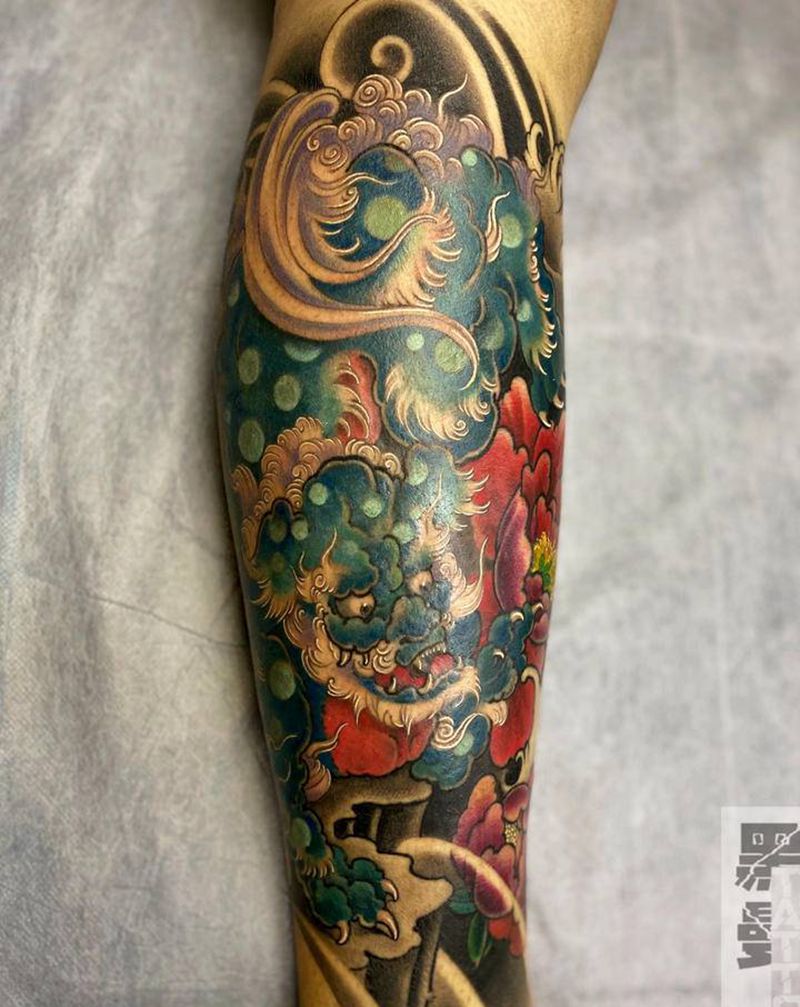 小腿彩色唐狮纹身图片_腿部纹身图案