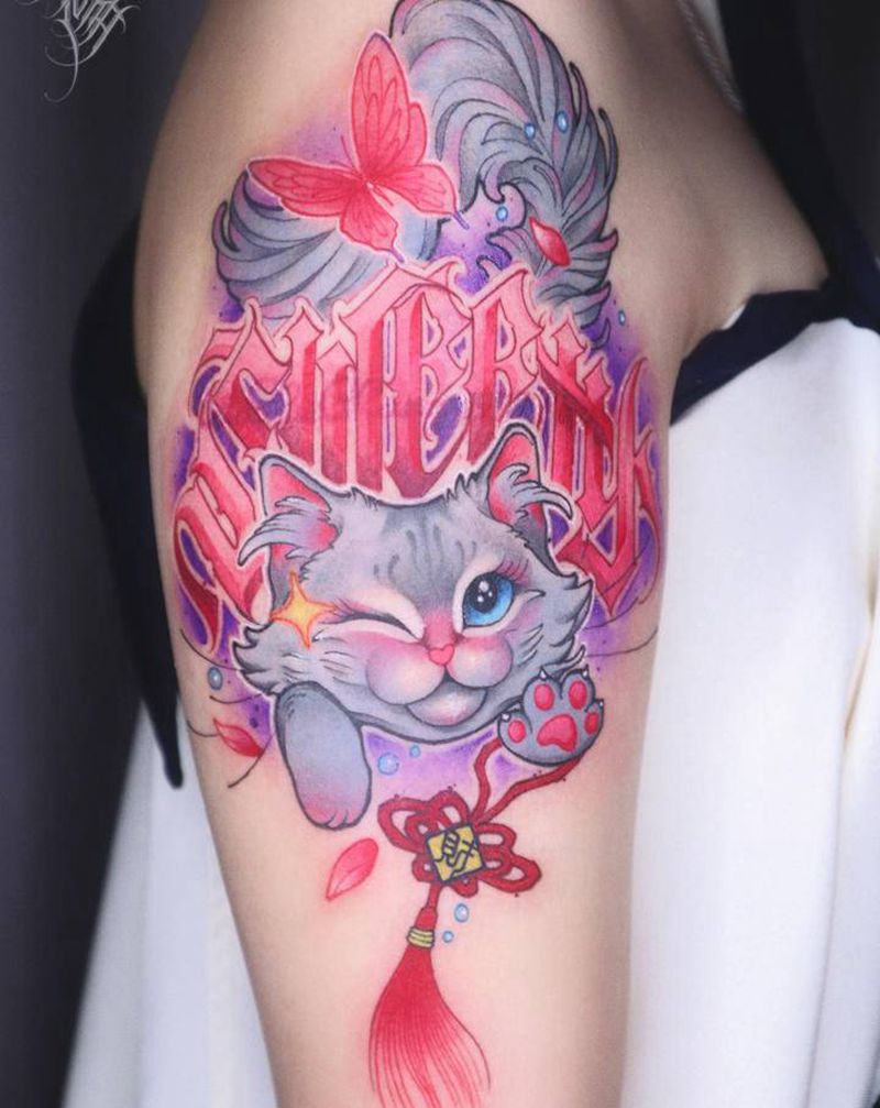 PinkStyle甜酷猫猫纹身图片_手臂New School花体字猫中国结蝴蝶纹身图案