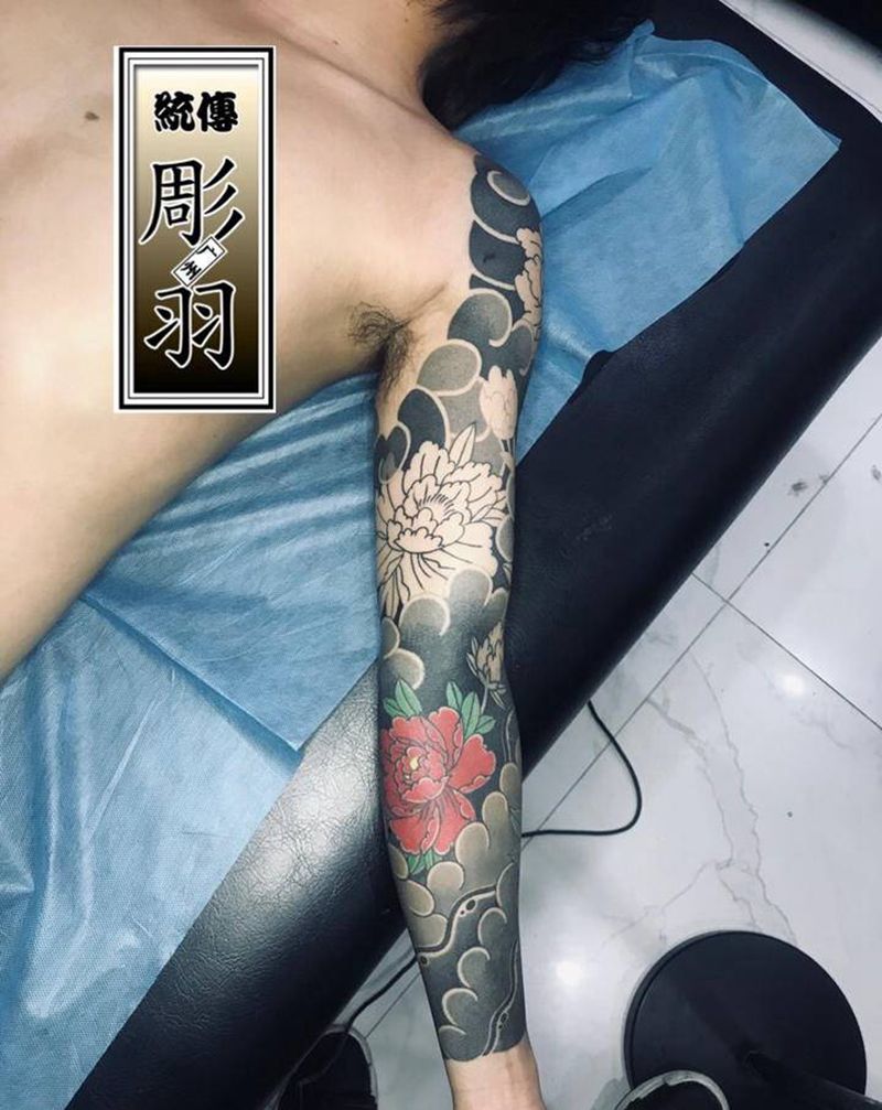 圆三牡丹花臂纹身图片_手臂手部老传统牡丹花臂老传统花臂纹身图案