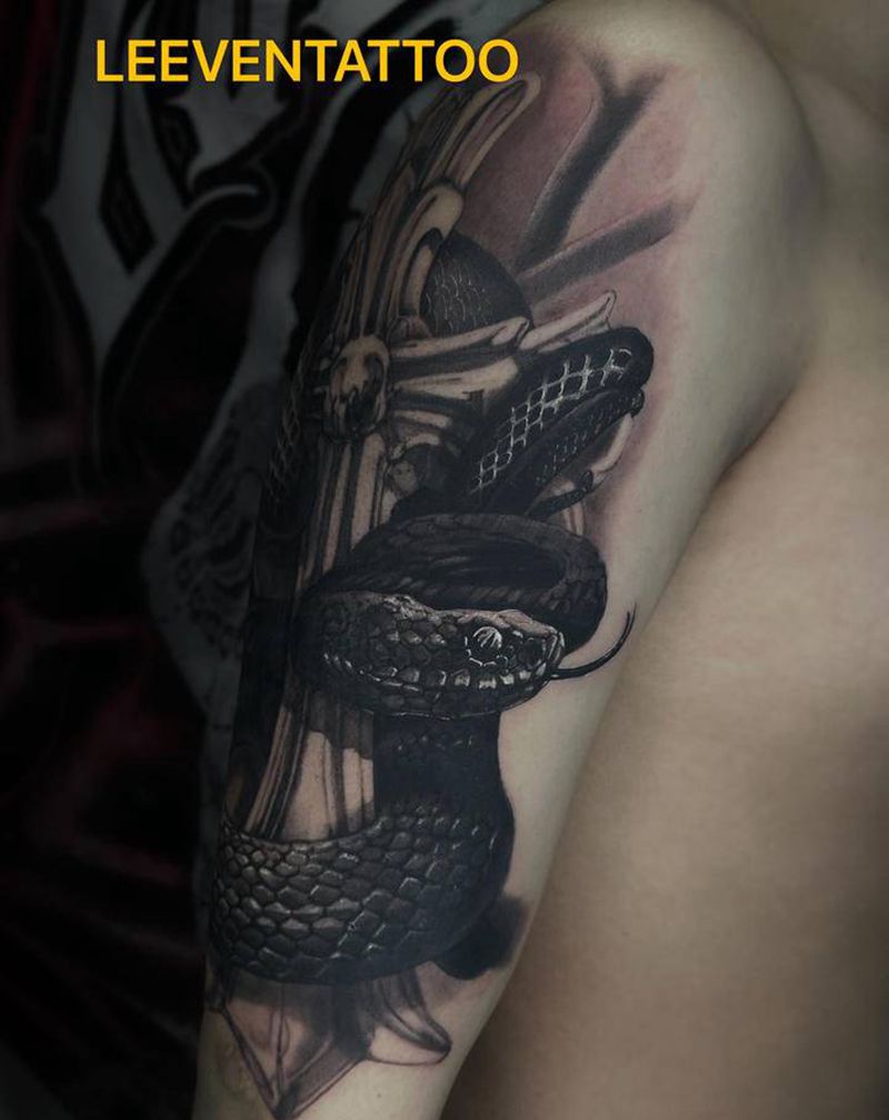 克罗心纹身图片_手臂欧美写实蛇克罗心黑灰写实纹身图案