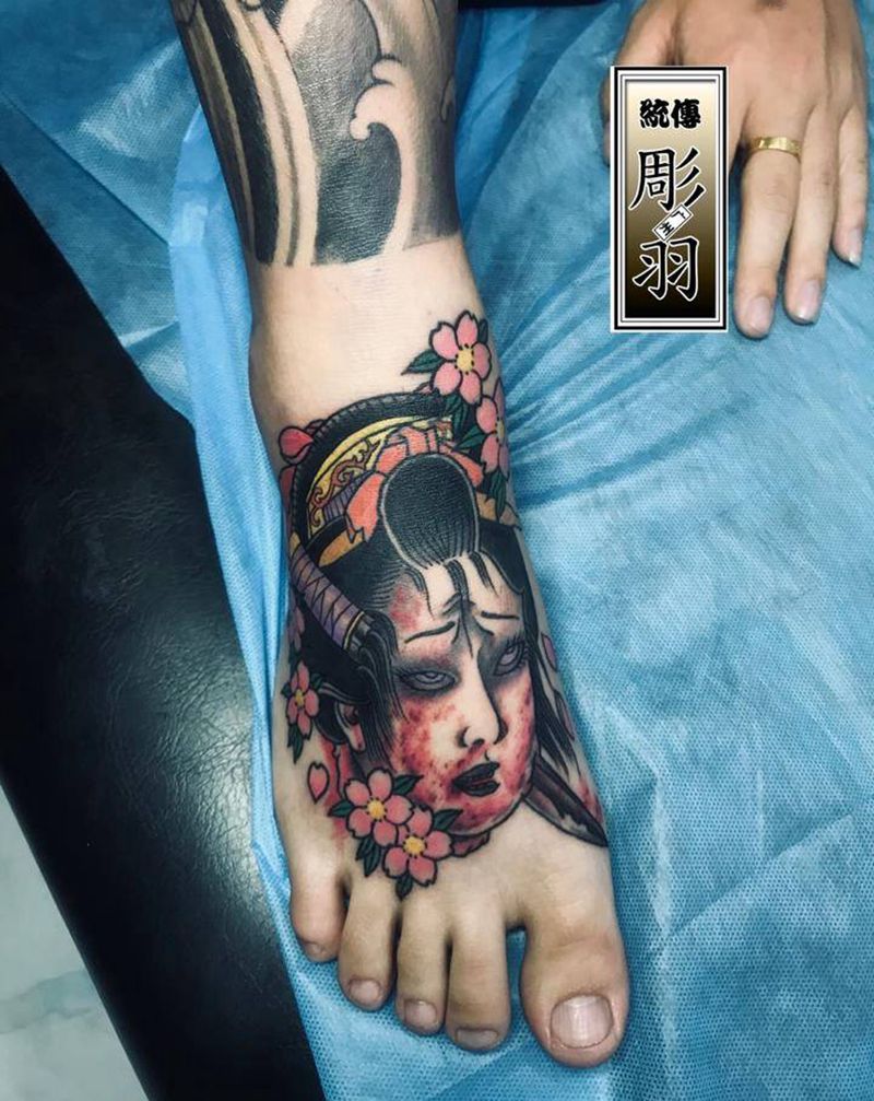 生首脚背纹身图片_脚部腿部老传统生首老传统纹身图案