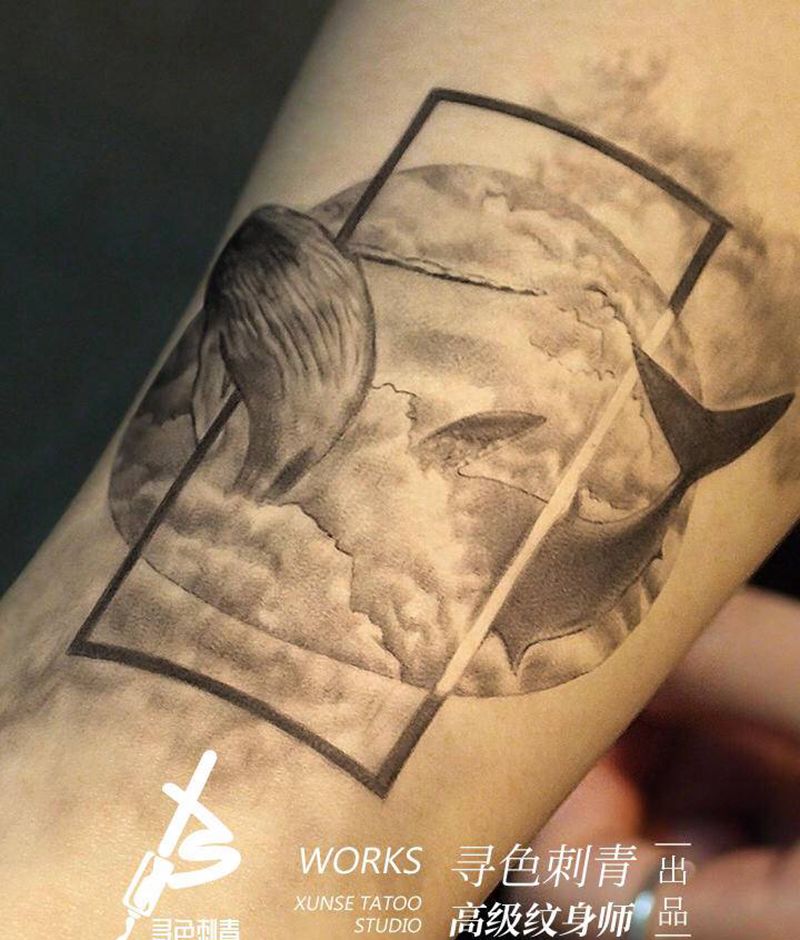 自由-写实风纹身图片_手臂欧美写实海豚鱼云纹身图案