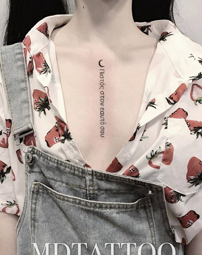 希腊语纹身图片_胸部几何花体字英文希腊语纹身图案