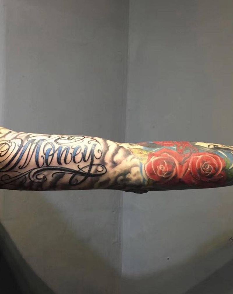 遮盖的花臂一侧纹身图片_花体字欧美写实纹身图案
