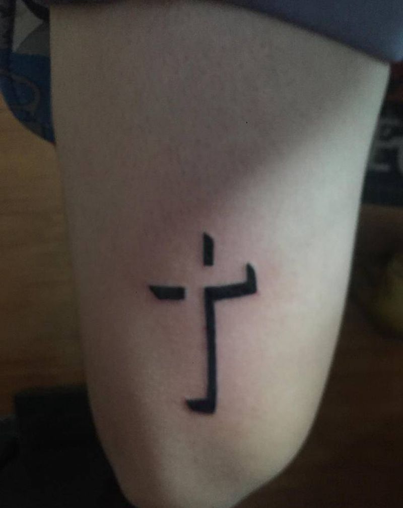 十字架纹身图片_腿部纹身图案