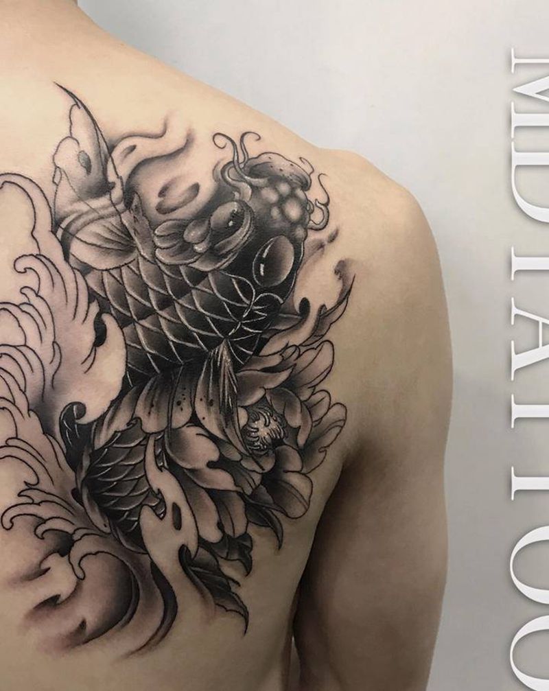 荷花鲤鱼纹身图片_背部肩部老传统锦鲤鲤鱼莲花鲤鱼纹身图案