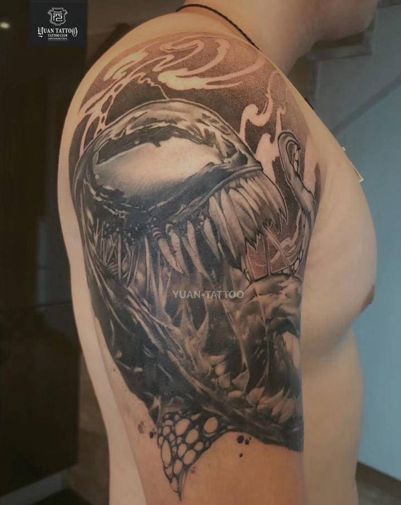 卖毒液的小火柴纹身图片_手臂肩部点刺英雄暗黑纹身图案